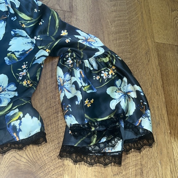 5à7 Cinq a Sept Woman’s Floral Silk Top Size XS - Picture 5 of 7